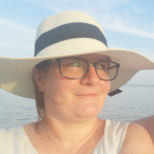 Marion mit Sonnenhut am Strand von Ravenna